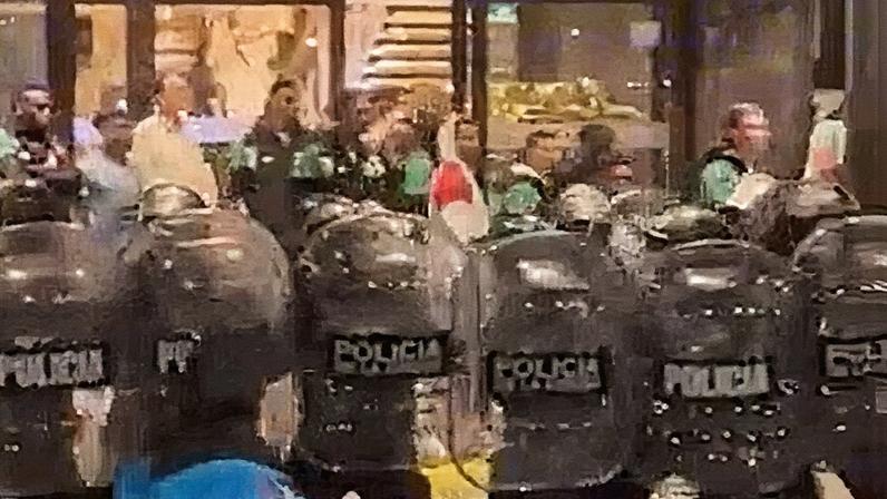 Polícia argentina reprimindo torcida do colombiano Once Caldas (Foto: Reprodução / X)