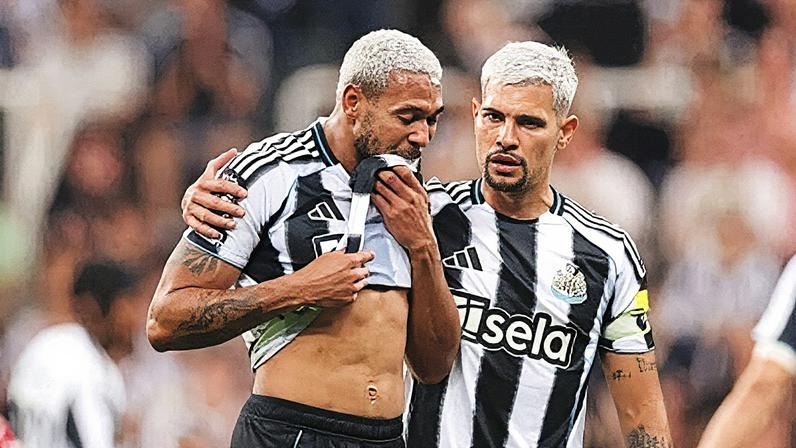 Joelinton lamenta lesão e deixa o campo contra o Liverpool (Foto: Reprodução)