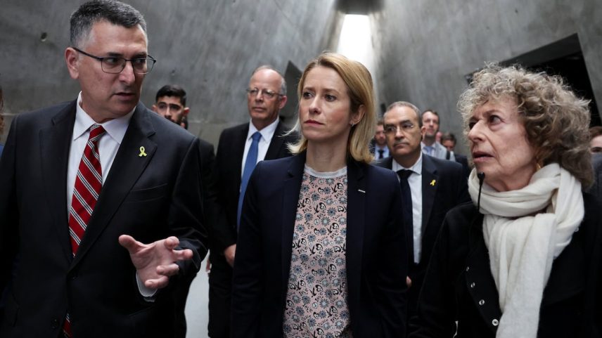 Ministro de Relações Exteriores de Israel, Gideon Saar, e a alta representante para a Política Externa, Kaja Kallas, ao centro, durante uma visita desta última a Jerusalém no dia 24 de março. (Foto: Nir Elias/REUTERS)