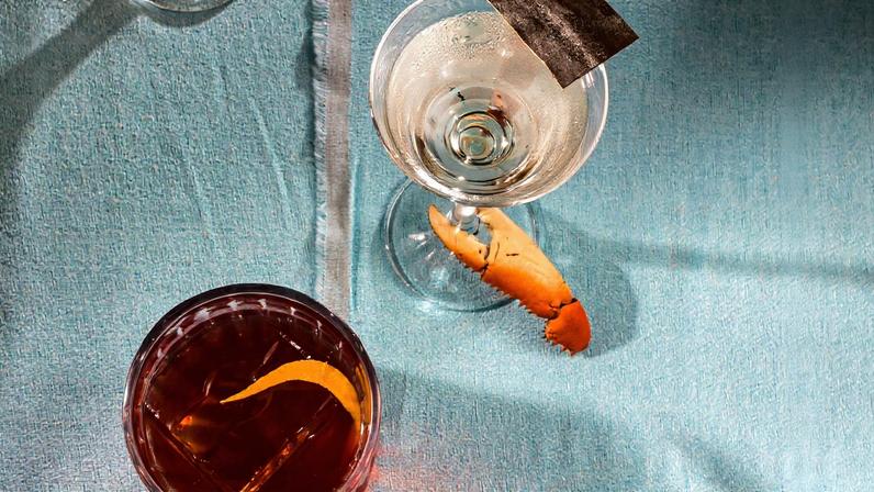 Drinques dirty crab e boulevardier zero (Foto: Keiny Andrade/Folhapress)