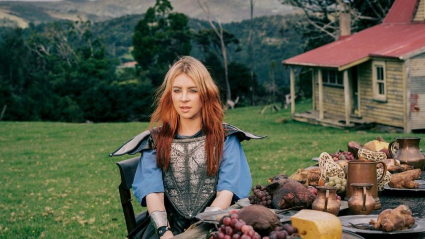 Alison Wonderland diz à Billboard que seu próximo álbum, 'Ghost World', "voltará às minhas raízes musicais." (Foto: Reprodução)