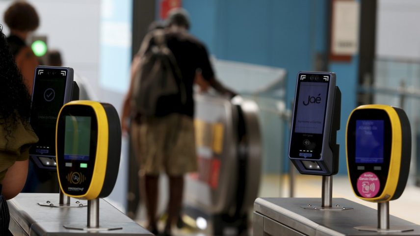 Sem integração entre os modais municipais e estaduais, Riocard e Jaé convivem nos sistemas de transporte do Rio (Foto: Fabiano Rocha/Agência O Globo)
