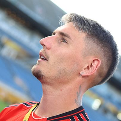 Flamengo facilita renovação de Varela após chegada de Royal e promoção de jovem