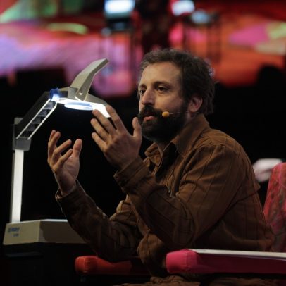 Gregório Duvivier faz sucesso com material inédito e humor na Flip