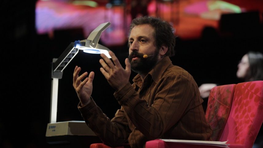 Gregório Duvivier em mesa na Flip 2025 (Foto: Alexandre Cassiano)