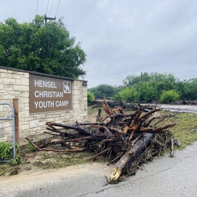 Córrego no Texas transborda após saída de campistas de acampamento
