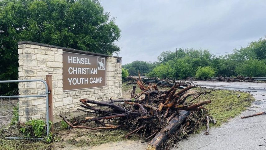 Uma equipe de busca e resgate está à beira do Cow Creek no Hensel Christian Youth Camp enquanto procura por vítimas de inundação. (Foto: Reprodução)