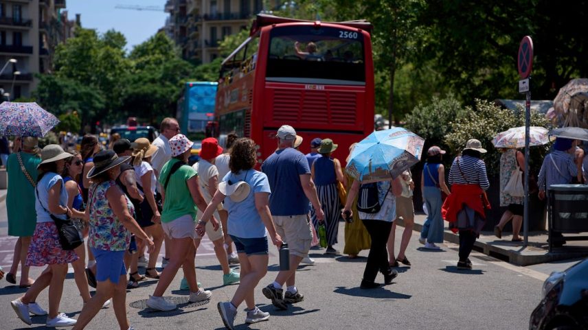 Enquanto turistas enchem as ruas de Barcelona e outras cidades litorâneas, os espanhóis vão passar o verão no interior (Foto: Emilio Morenatti/AP)