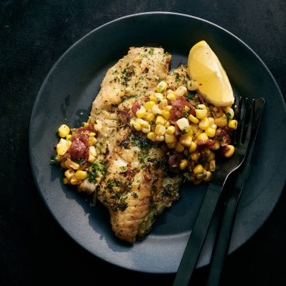 Prepare um delicioso peixe com bacon e milho em uma única panela