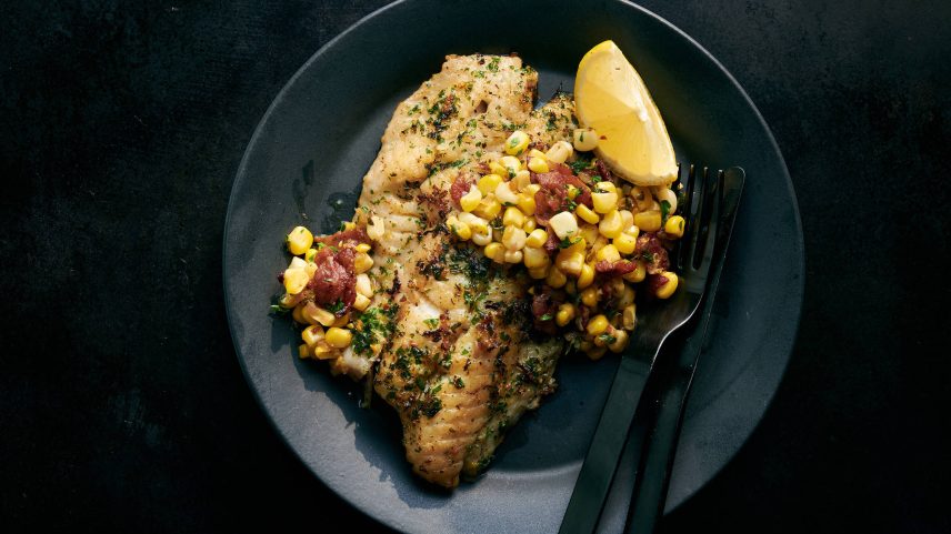 Prato de peixe com bacon e milho (Foto: David Malosh/NYT)