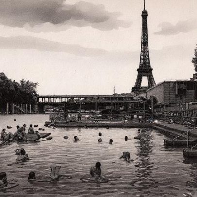 Biquíni é item indispensável para quem visita Paris no verão e quer nadar no Sena