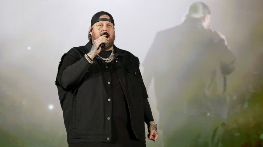 Jelly Roll vestiu um dos icônicos capacetes brancos de Marshmello para promover a colaboração de dança country da dupla em 'Holy Water' (Aug. 2023) (Foto: Reprodução)