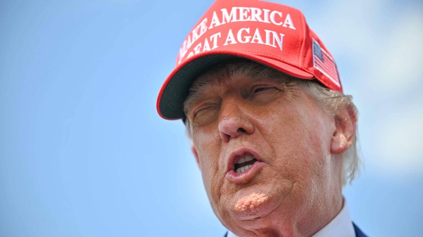 Donald Trump usa o boné do Maga ("Fazer os EUA forte de novo"), lema de seu governo (Foto: Mandel Ngan/AFP)