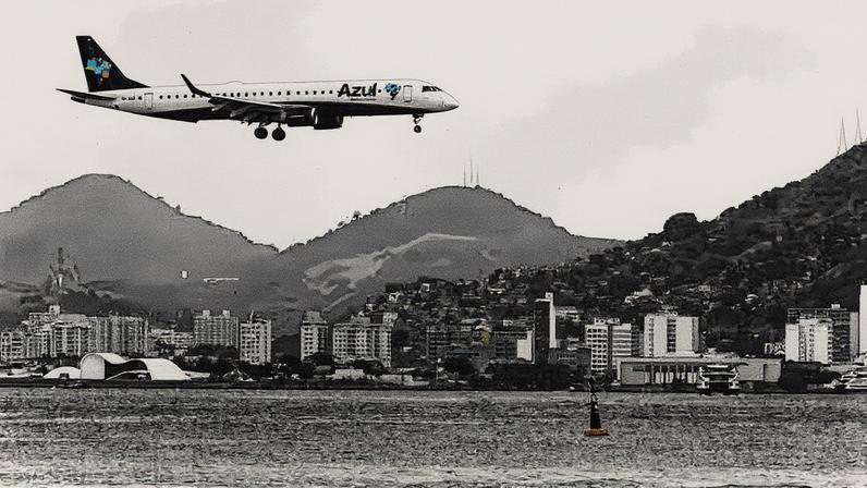 Avião da Azul pousando no Aeroporto Santos Dumont, no Rio (Foto: Márcia Foletto/Agência O Globo)