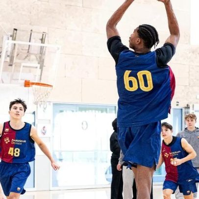 Jogador de 13 anos e 2,10m é promovido ao time profissional de basquete do Barcelona