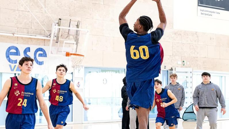 Aos 13 anos e 2,10 metros de altura, Mohamed Dabone é fenômeno do Barcelona (Foto: Reprodução/Redes sociais)