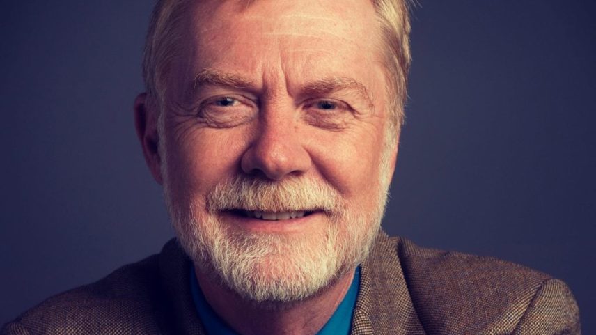 Jerry Mitchell, terceiro da esquerda, visita o escritório do The Christian Chronicle em Oklahoma City em 2002. Também estão na foto, da esquerda para a direita, Audrey Jackson, ex-editora-gerente do Chronicle; Erik Tryggestad, presidente e CEO; e Bobby Ross Jr., editor-chefe. (Foto: Reprodução)