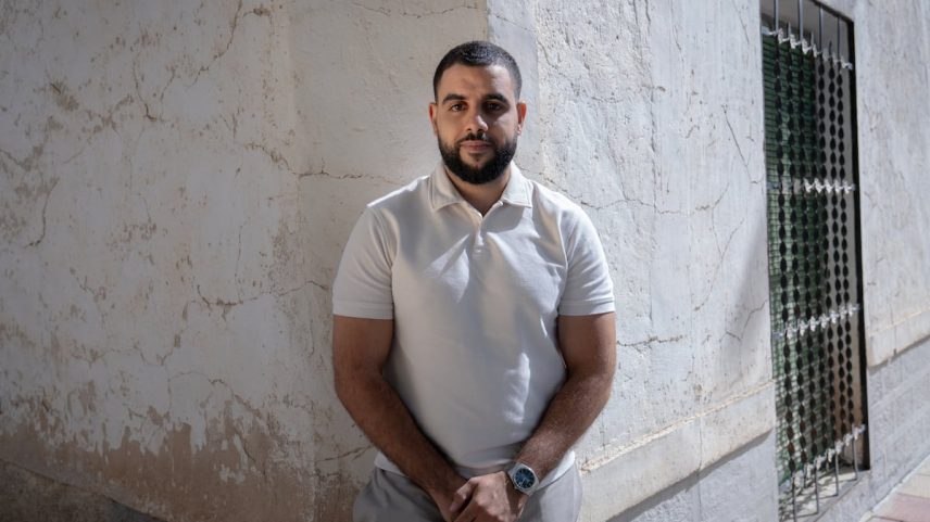 O 'influencer' Noureddin El Yemlahy, conhecido como 'Nordin', este miércoles em Caravaca de la Cruz (Murcia). (Foto: ALFONSO DURAN)