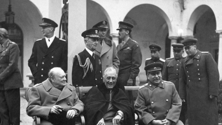 Winston Churchill, Franklin Roosevelt e Josef Stalin na conferência de Yalta, em 1945 (Foto: Army Signal Corps Collection)