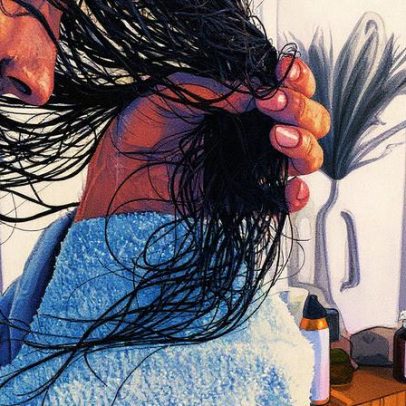 Cabelo molhado à noite pode prejudicar sua saúde capilar e o sono