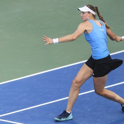 Rybakina avança às semifinais após desistência de Kostyuk por lesão