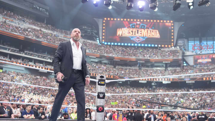 Triple H observa durante o WrestleMania 41 no sábado, no Allegiant Stadium, em 19 de abril de 2025, em Las Vegas, Nevada. (Foto: Georgiana Dallas | WWE | Getty Images)