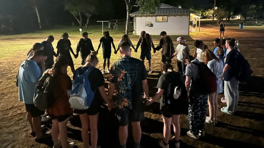 Água corre sob a ponte sobre o rio Medina, levando à Rodovia do Texas 16. O rio está a cerca de 30 metros abaixo do acampamento Bandina. (Foto: Reprodução)