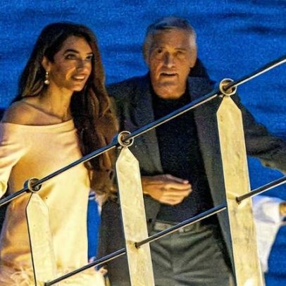 Amal Clooney brilha em minivestido de penas durante noite romântica com George Clooney