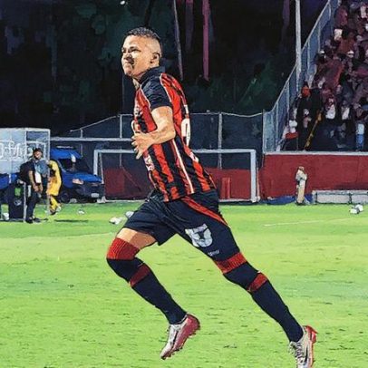 Vitória vence Atlético-MG e se afasta da zona de rebaixamento no Brasileirão