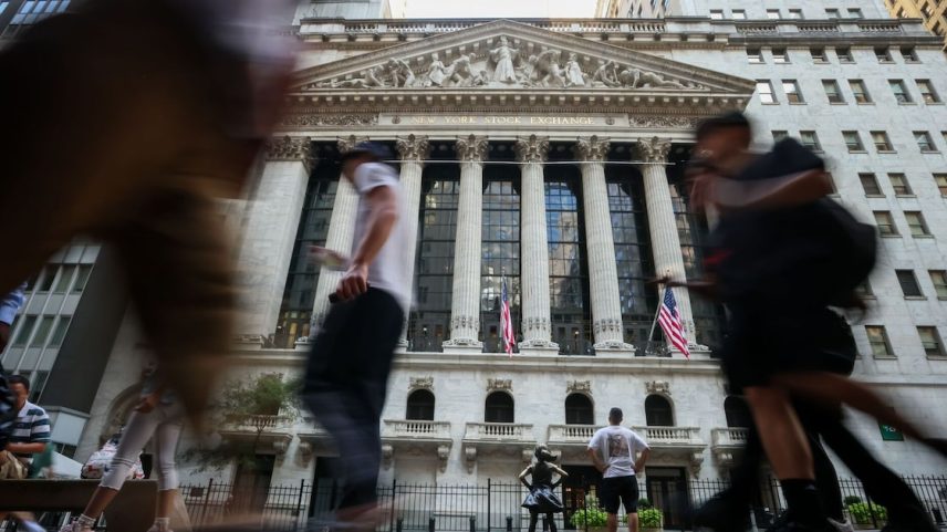 Os investidores acompanham a cúpula entre EUA e Rússia e a expectativa de um acordo para pôr fim à guerra na Ucrânia. (Foto: Michael Nagle)