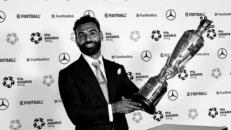 Salah recebeu troféu após ser eleito pelos atletas como melhor jogador do ano na Inglaterra (Foto: Getty Images)