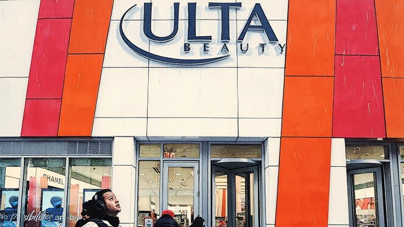 Pessoas passam por uma loja da Ulta Beauty no bairro de Manhattan, na cidade de Nova York, em 8 de março de 2022. (Foto: Carlo Allegri | Reuters)