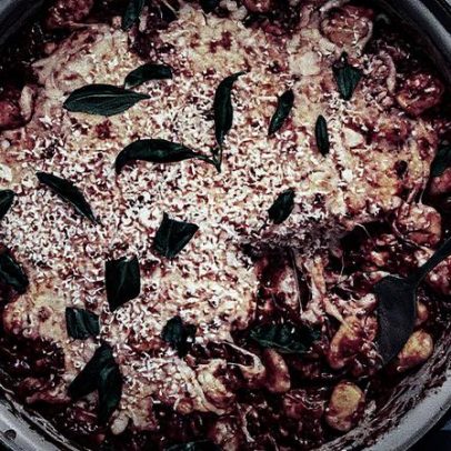 Prepare um nhoque cremoso com molho picante e queijos em uma panela em 45 minutos