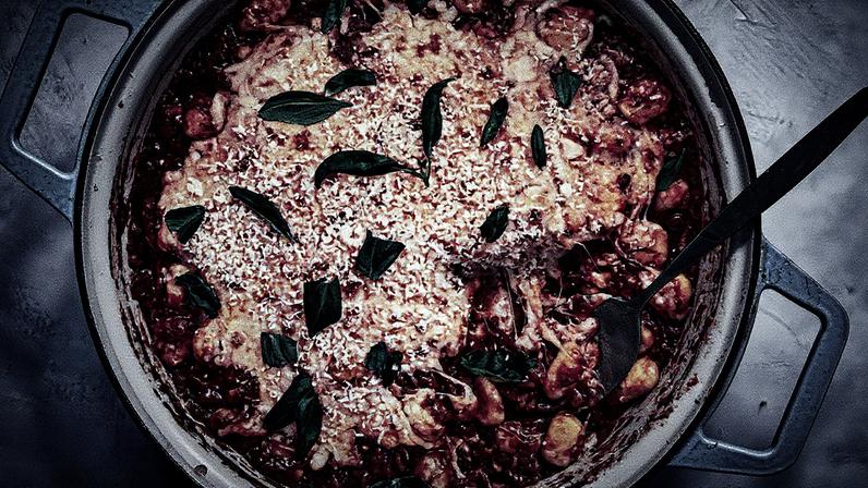 Nhoque assado com queijo e molho de tomate picante (Foto: Linda Xiao/The New York Times)