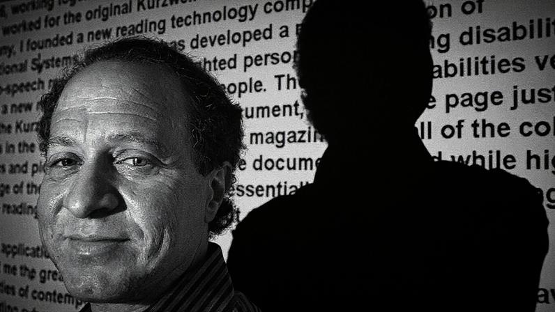 Autor e inventor Ray Kurzweil, 56 anos, posa para um retrato em frente a palavras de seu site na internet projetadas em uma tela em seu escritório em Wellesley, Massachusetts, em 12 de janeiro de 2005. (Foto: AP Photo/Steven Senne, File)