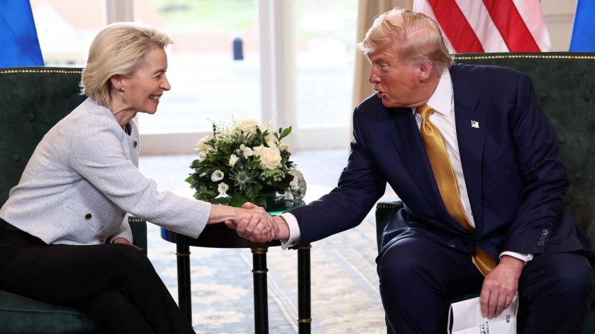 O presidente dos EUA, Donald Trump, aperta a mão da presidente da Comissão Europeia, Ursula von der Leyen, após anúncio de acordo sobre tarifas (Foto: Evelyn Hockstein/Reuters)