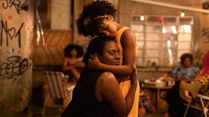 Gal (Shirley Cruz) e a filha Rihanna (Rihanna Barbosa): vida na rua vira “aventura” (Foto: Reprodução)