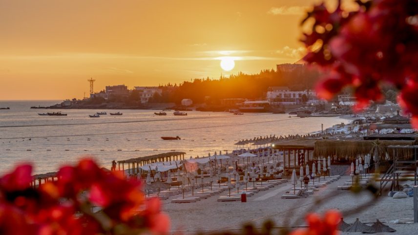Vista do pôr do sol do restaurante Azul, em Dhermi, na Albânia, três de junho de 2023 (Foto: Maria Mavropoulou/The New York Times)