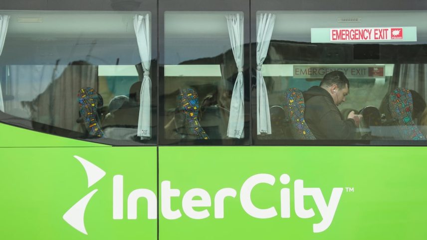 Um ônibus interurbano se prepara para partir de Timaru, Nova Zelândia, em 14 de outubro de 2022. (Foto: AIMAN AMERUL MUNER/AP)