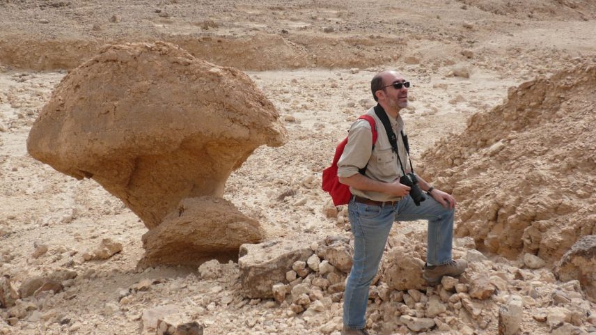 José Miguel Parra, nas montanhas da orla ocidental de Luxor. (Foto: Gema Menéndez)