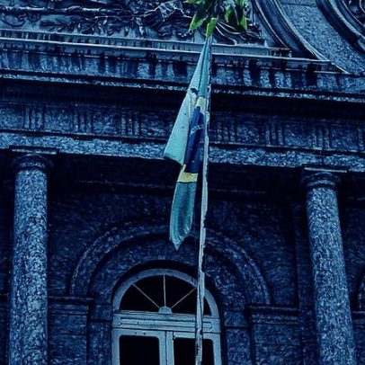 Bandeira do Brasil da Santa Casa de Misericórdia está em estado deplorável