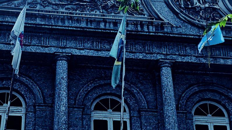 Bandeira do Brasil exposta na fachada da Santa Casa de Misericórdia (Foto: Reprodução)