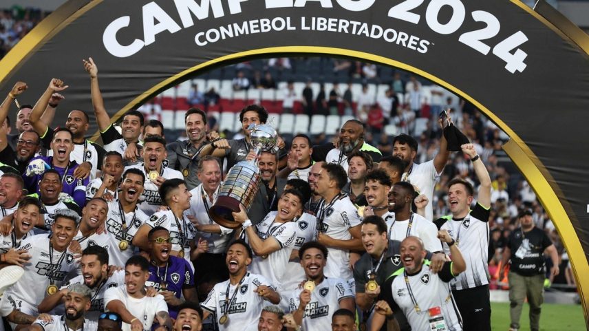 Equipe do Botafogo recebe a taça de campeão da Libertadores (Foto: ALEJANDRO PAGNI / AFP)