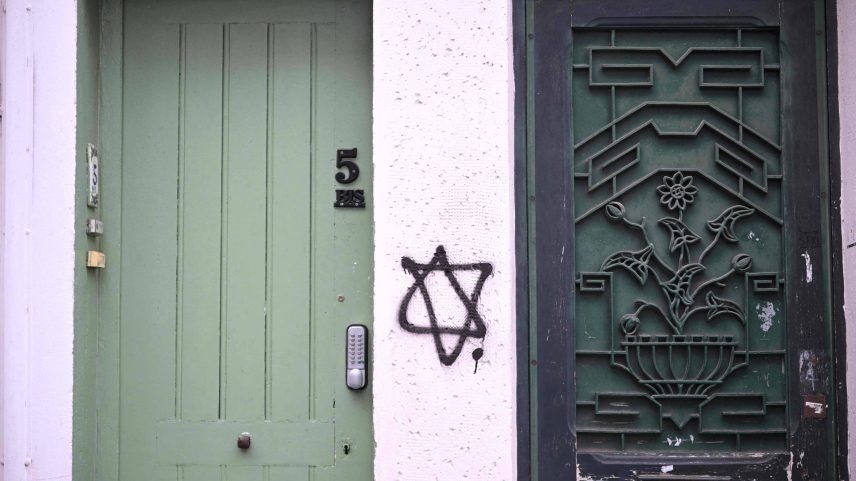 Estrela de Davi pichada entre portas em Paris (Foto: Anna Kurth - 6.jan.2025/AFP)
