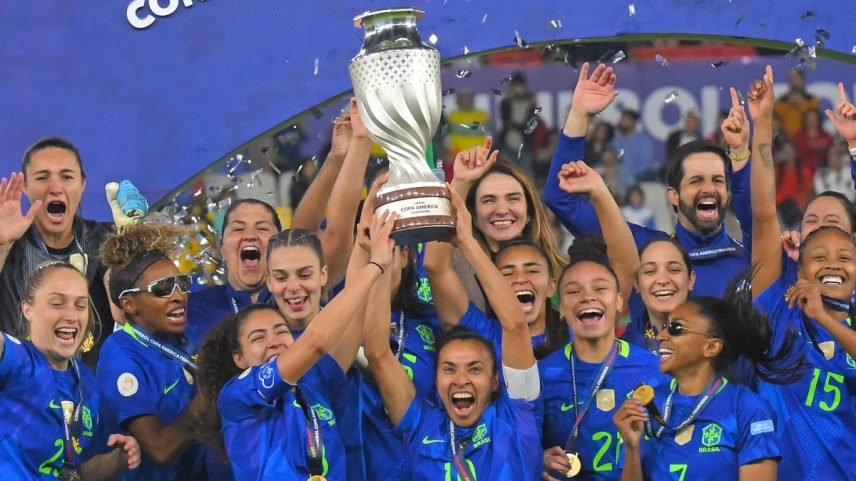Marta levanta a taça de campeã da Copa América de futebol feminino (Foto: AFP)