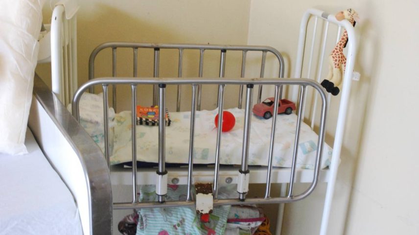 Berço com grade para bebês em cela da Penitenciária Feminina de Tupi Paulista (SP) (Foto: Divulgação/Mecanismo Nacional de Prevenção e Combate à Tortura)