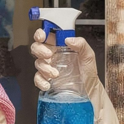 Engenheiro químico ensina a remover calcário do vidro do chuveiro de forma eficaz