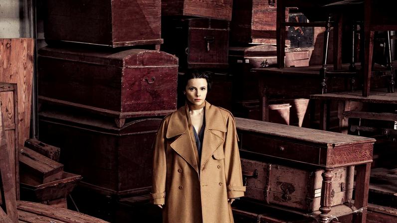 Débora veste trench coat Carol Bassi e sapatos de acervo pessoal — Foto: Jorge Bispo