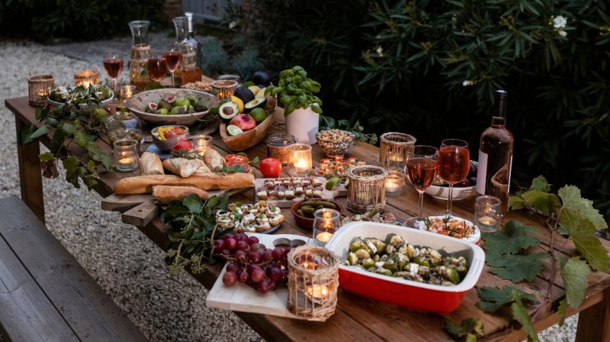 O verão é a época do ano em que mais jantares ao ar livre são celebrados. (Foto: SolStock/Getty Images)