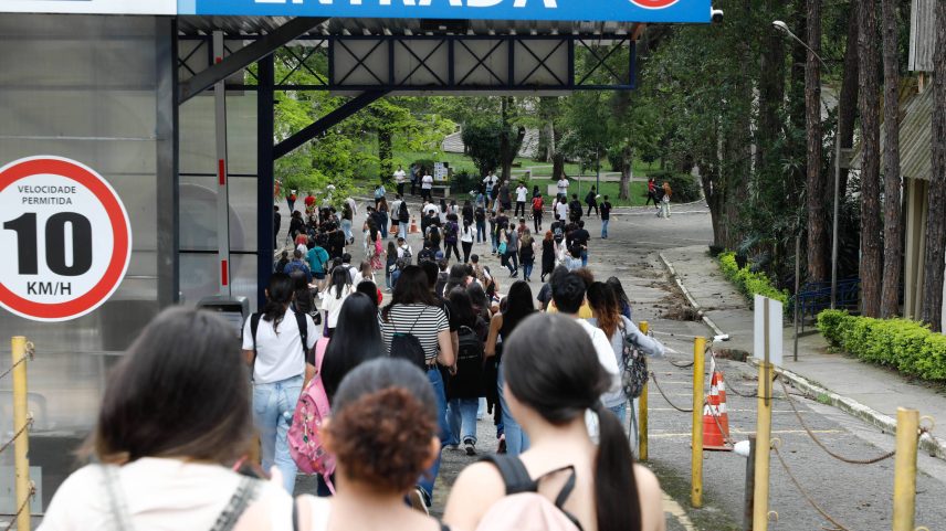 Estudantes chegam à Unisa da Cidade Dutra, em São Paulo, para o primeiro dia do Enem 2023 (Foto: Rubens Cavallari-5.nov.2023/Folhapress)